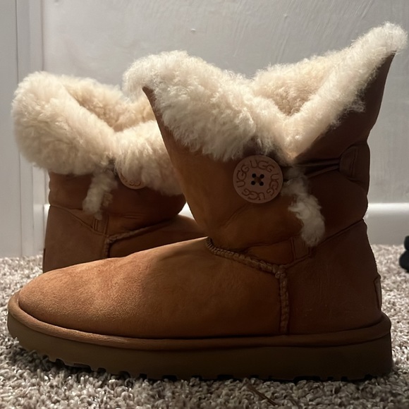 UGGS - Picture 3 of 3